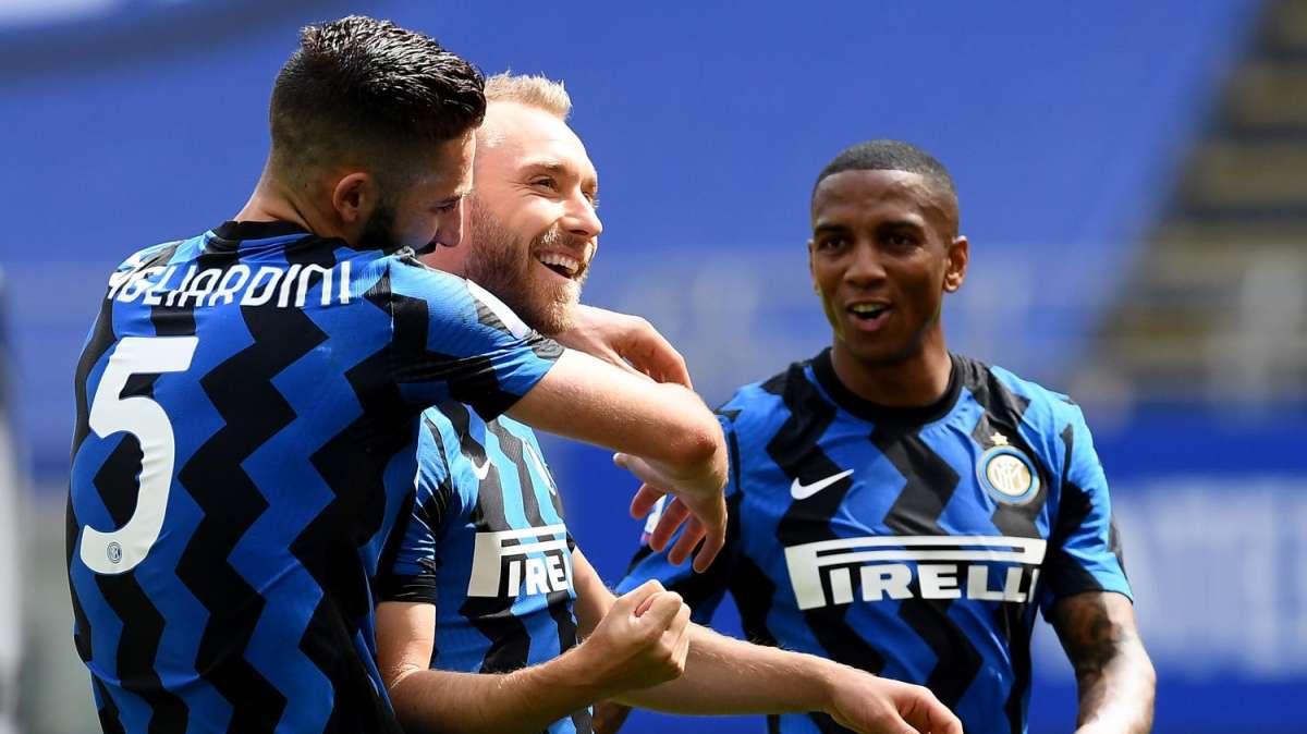 Tutta l'Inter con Chris. Volpi subito in contatto con lo staff medico danese