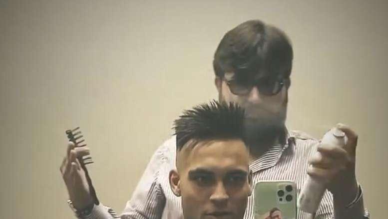 Lautaro è tornato a Milano: il primo scatto è dal barbiere