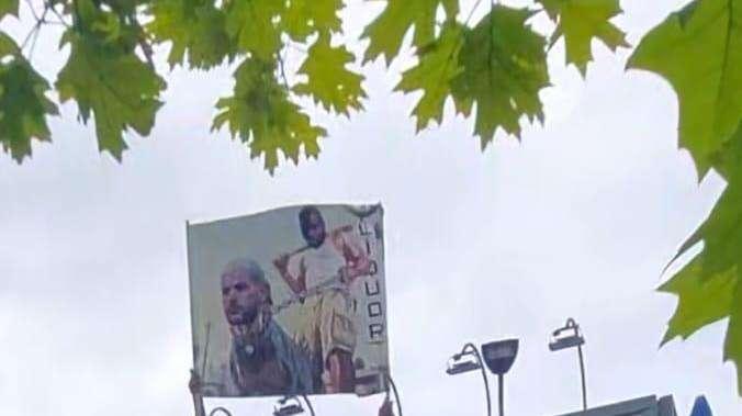 FOTO - Sfottò Dumfries: esposto uno striscione in cui tiene Theo Hernandez al guinzaglio