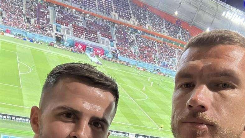 FOTO - Croazia-Canada, in tribuna c'è anche Dzeko: selfie del bosniaco con Pjanic