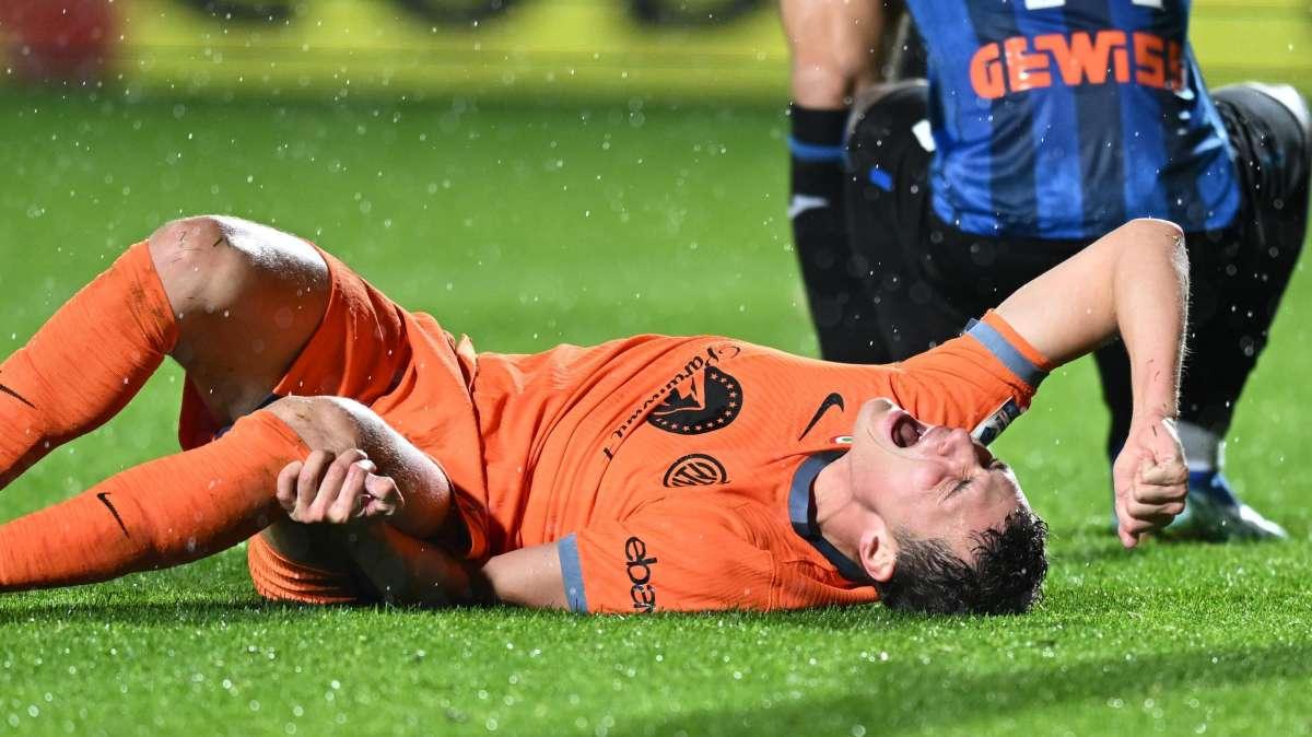 Inter col fiato sospeso per Pavard. Il ginocchio del francese fa crack: fuori fino a Natale?