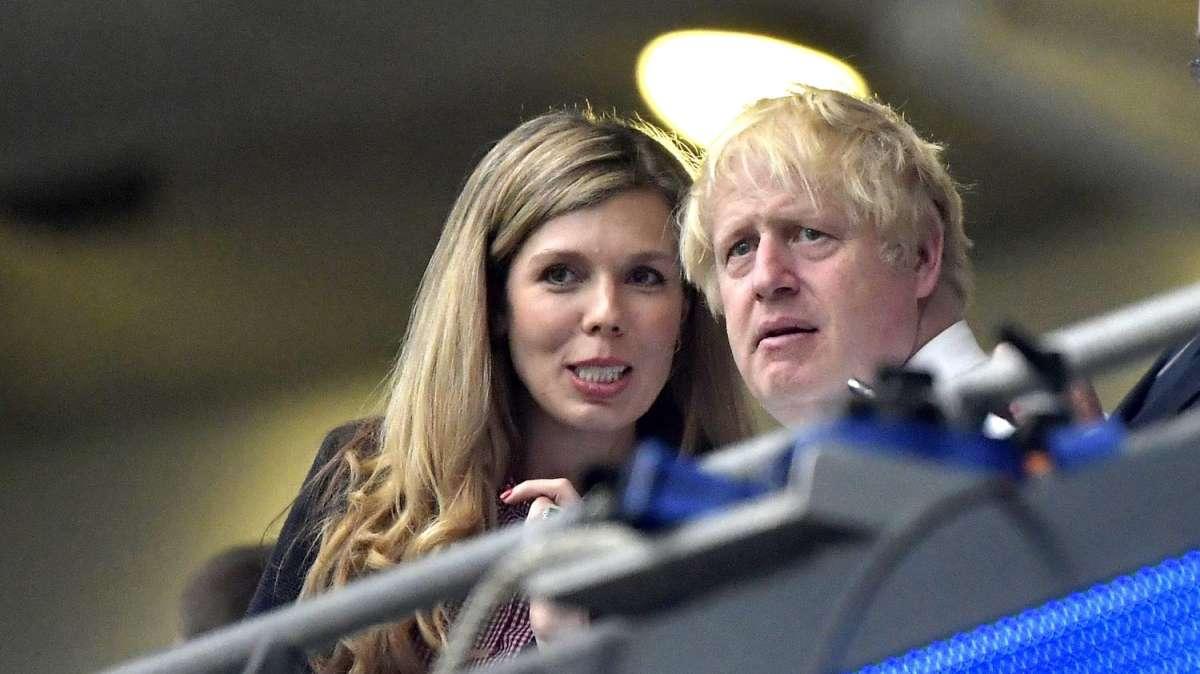 Boris Johnson contro gli insulti razzisti ai giocatori inglesi: "Una vergogna"
