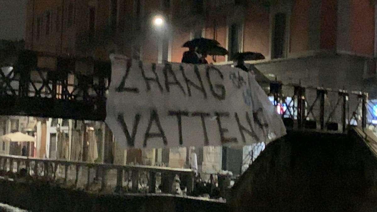 FOTO - "Zhang Vattene": la Curva Nord tappezza Milano di striscioni contro la proprietà