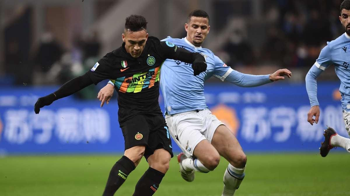 Inter-Lazio, la moviola: Lautaro in fuorigioco millimetrico, Pairetto in confusione con un rosso