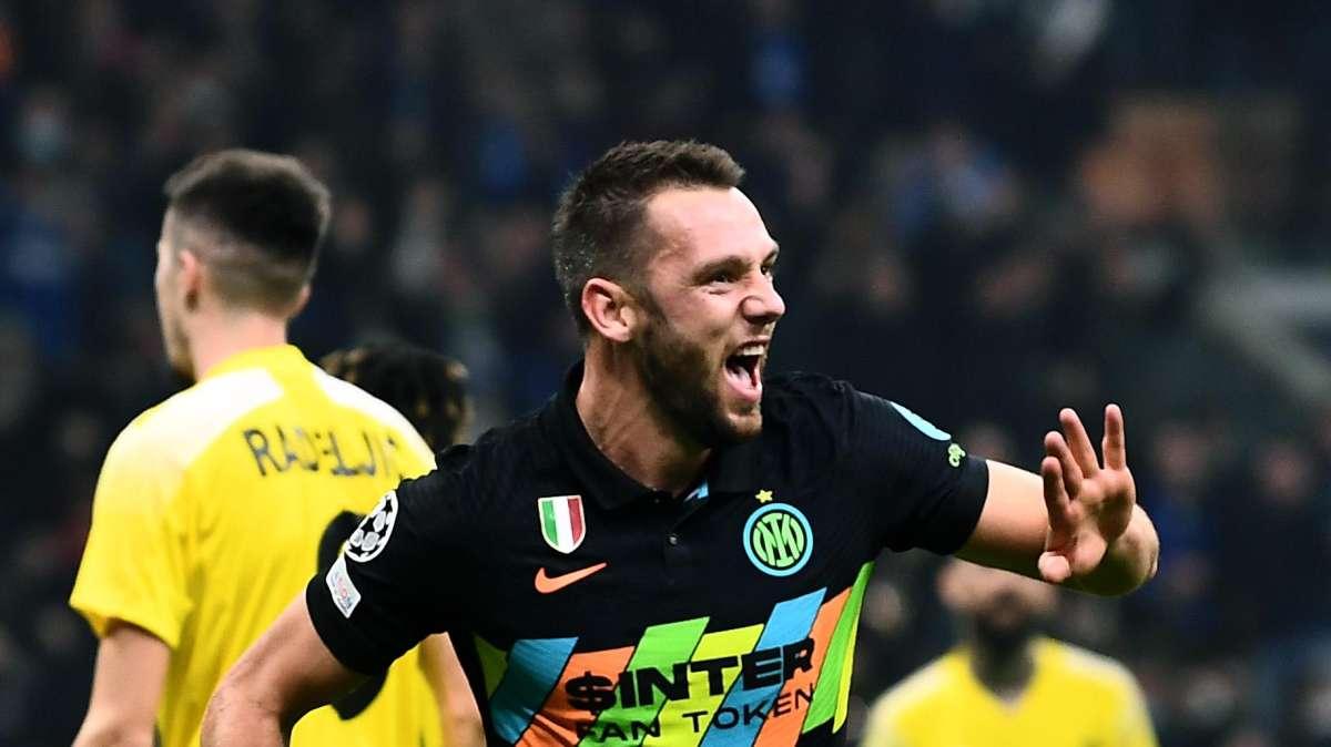 De Vrij corteggiato da tre club: Raiola attende segnali dall'Inter  