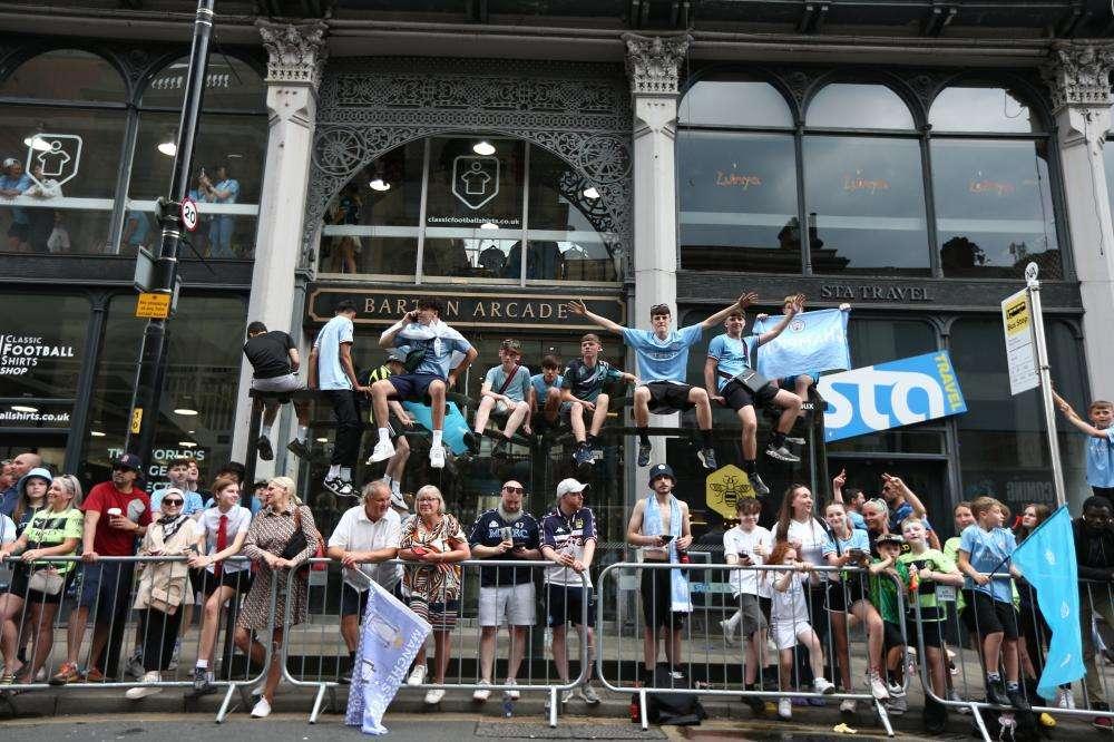 Manchester City in parata sotto la pioggia, tifosi in festa per il Treble