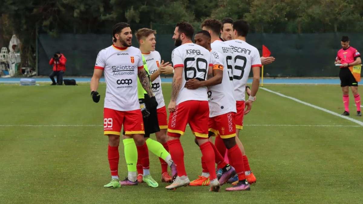 Due blitz di Kragl demoliscono la Gelbison, vince il Messina (1-2)