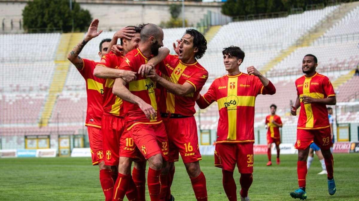 L'Fc Messina resta in scia con una cinquina al Città di Sant'Agata