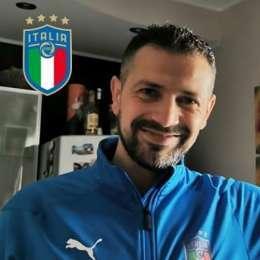 Mister Francesco Palmeri verso la panchina dell'Acquedolcese