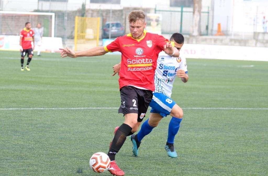 Messina punito da un clamoroso errore arbitrale. La Cittanovese vince 2-1