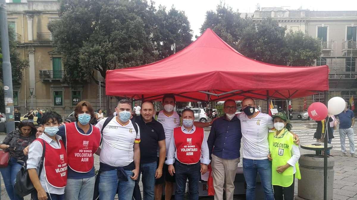 Le maglie di "Universo Messina" in piazza per sostenere l'Aism