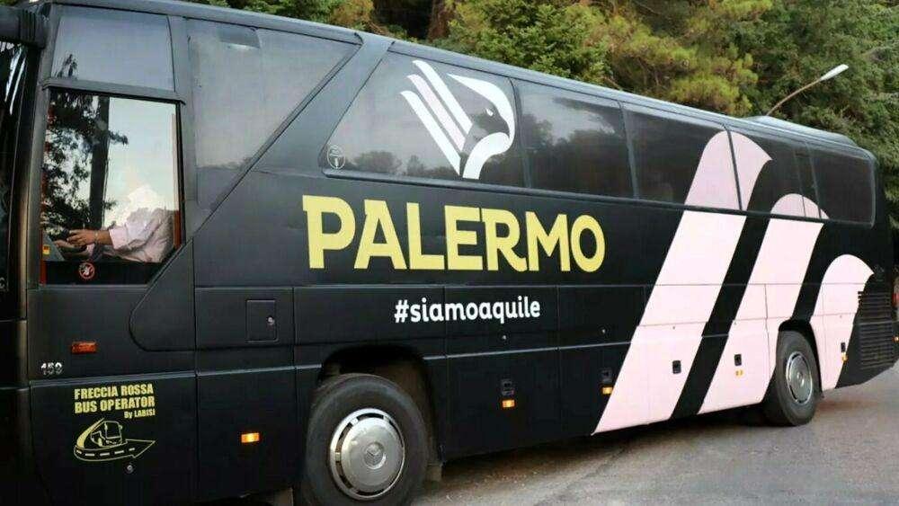 Sassaiola al pullman del Palermo, i gruppi organizzati prendono le distanze