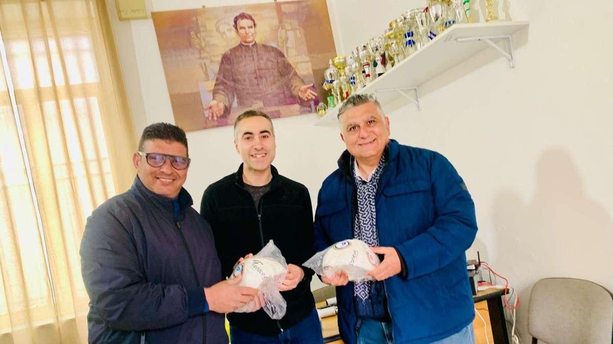 Il Messina dona alcuni palloni all'Oratorio San Matteo di don Gabriele