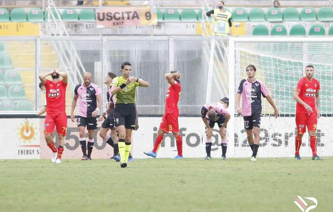 Bari in vetta aspettando il Monopoli. Palermo sciupone, col Catanzaro è 0-0 