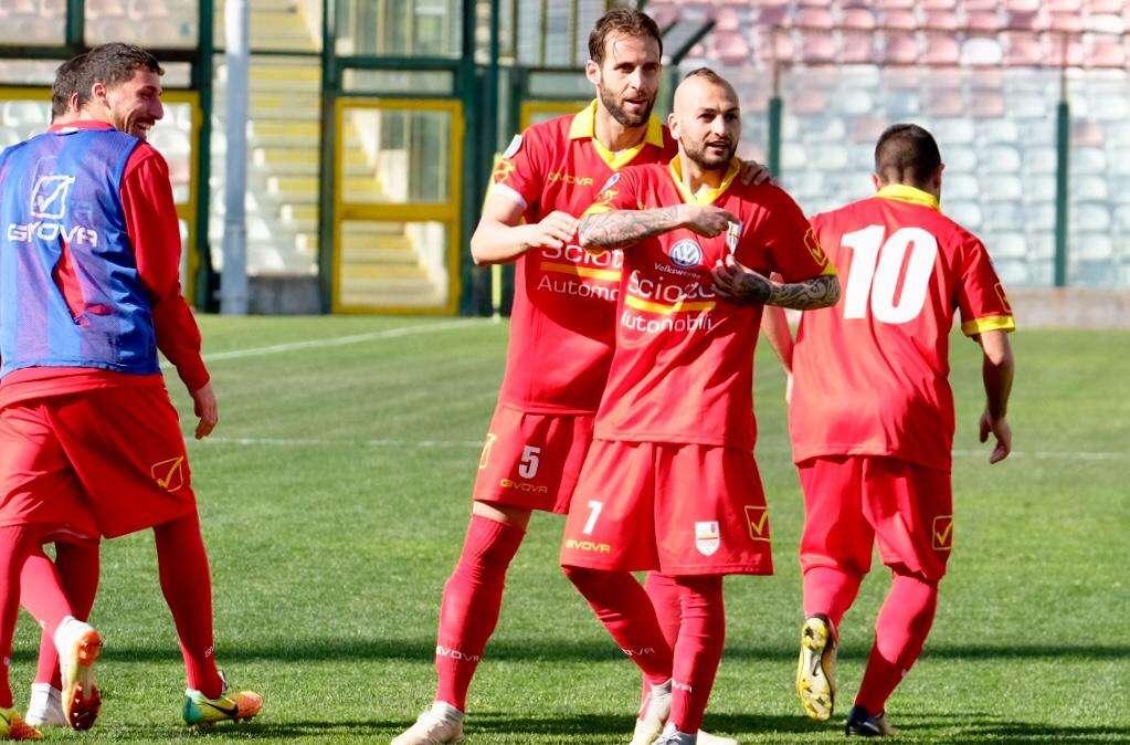 Errori e omaggi! Il Messina ribalta il Licata grazie a un autogol all'88'