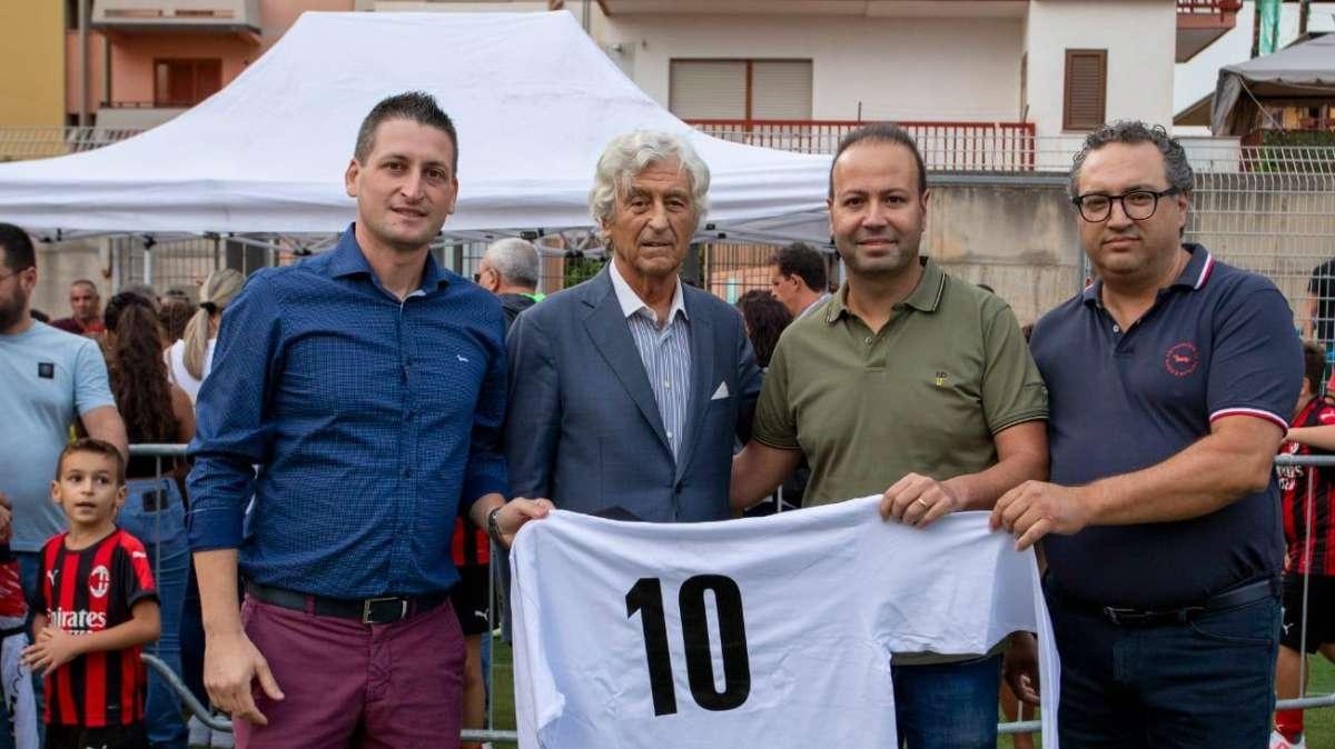 Gianni Rivera riceve l'abbraccio della Giovanile Rocca-Milan Academy