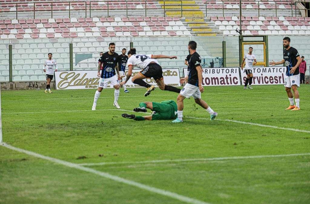 Il Messina non c'è, il Latina gioca e finisce 0-3 tra i fischi