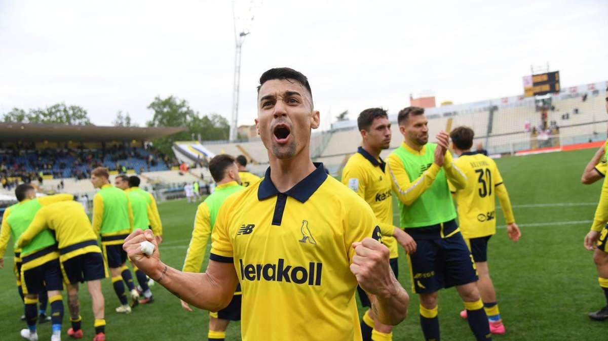 Santoro esulta in gialloblu