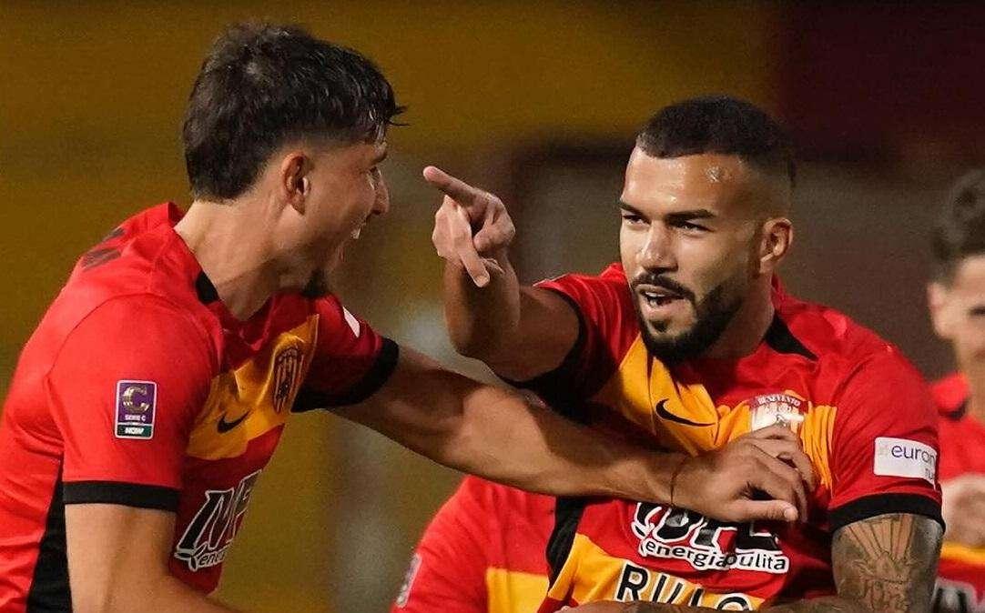 Il Benevento ne segna 4 al Foggia e va in testa. Crolla l’Avellino: è crisi