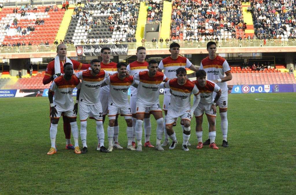 Luciani ci mette la testa, il Messina batte il Foggia 2-1 ed è ancora vivo