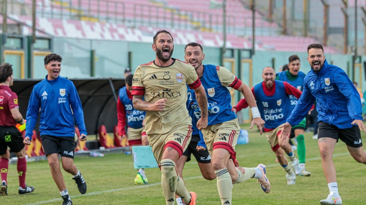 Messina beffato al 95' da Distefano: la Leonzio impone il 2-2