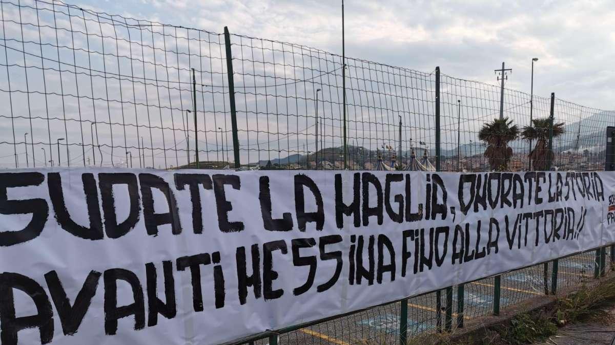 "La maglia, la storia, la vittoria!": striscione dei tifosi carica l'Acr Messina