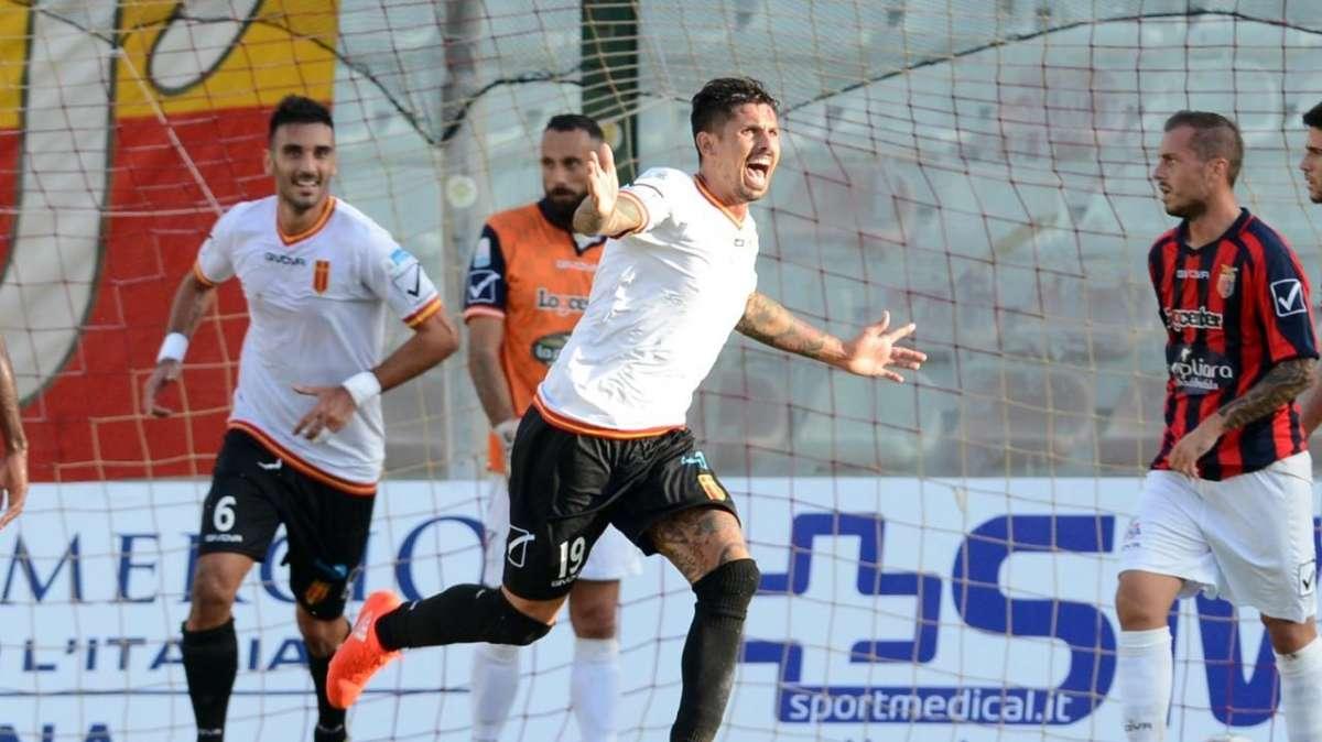 Rea esulta dopo il gol