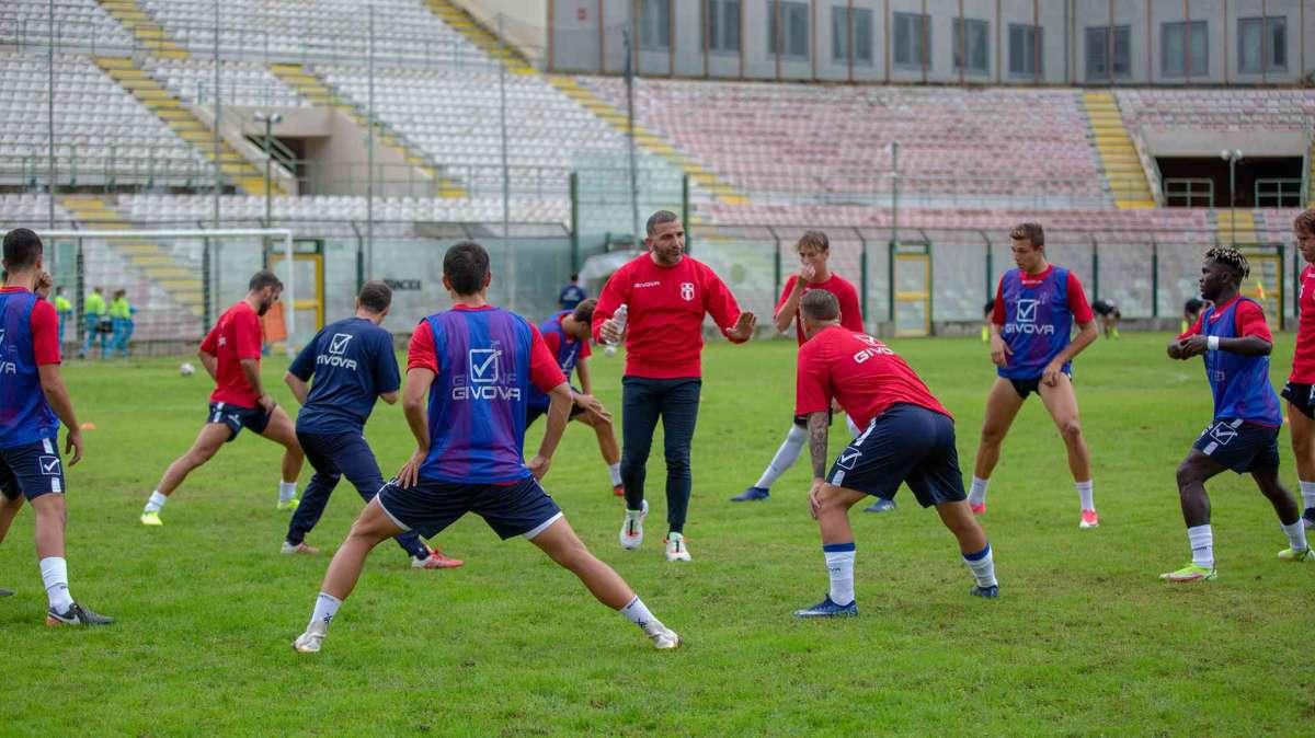 Mister Ferraro con la squadra