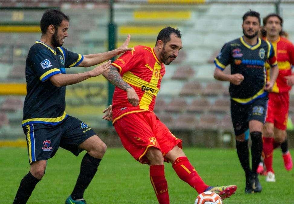 Un ex Messina e due ex Football Club per il centrocampo del Catania