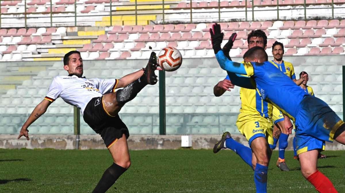 L'Acr Messina stecca e non fa male a un Licata battagliero: è 0-0