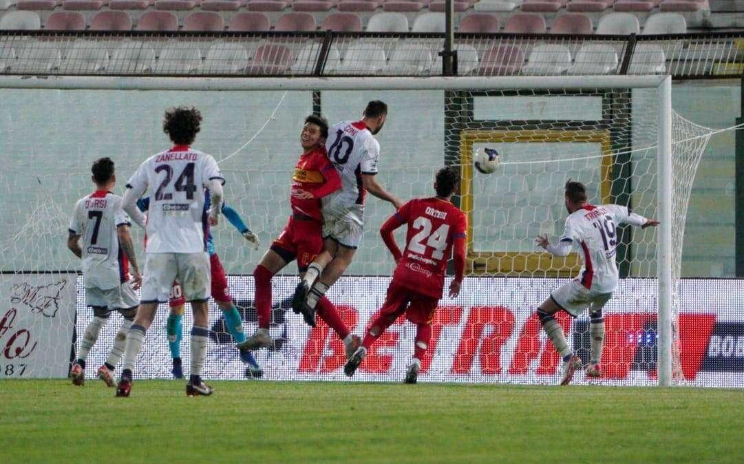Il monday night della speranza: il "cantiere Messina" riceve il Crotone