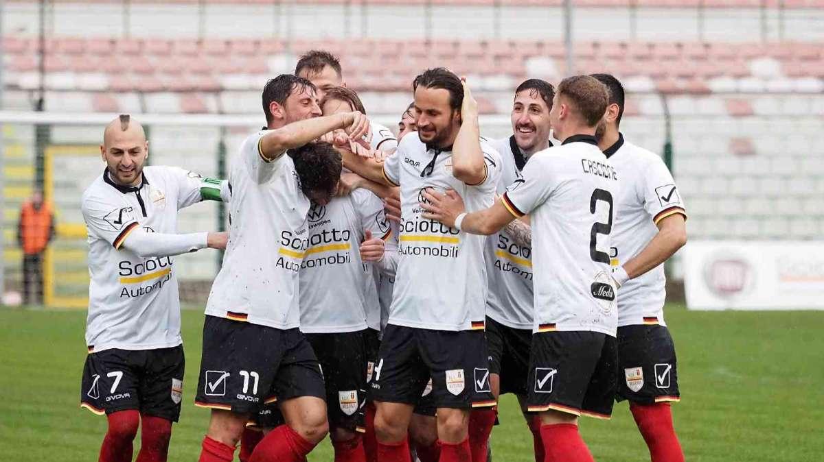 Marina di Ragusa-Messina, specchiarsi troppo fa male