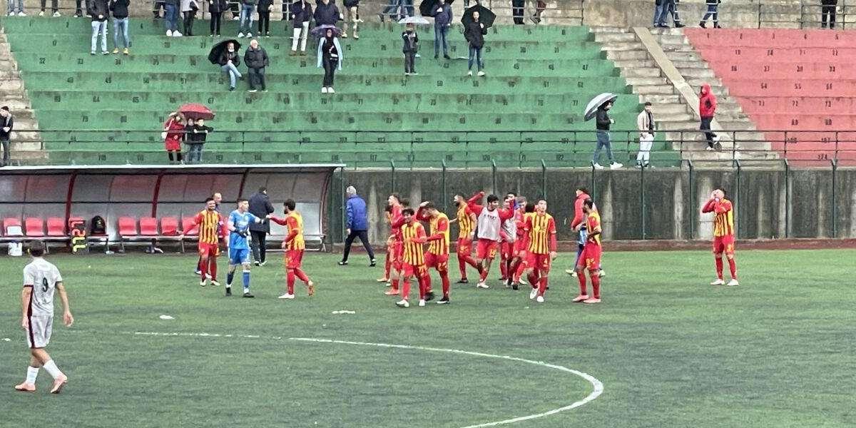 Football Club sconfitto a Lamezia. La Cavese vince e aggancia la vetta