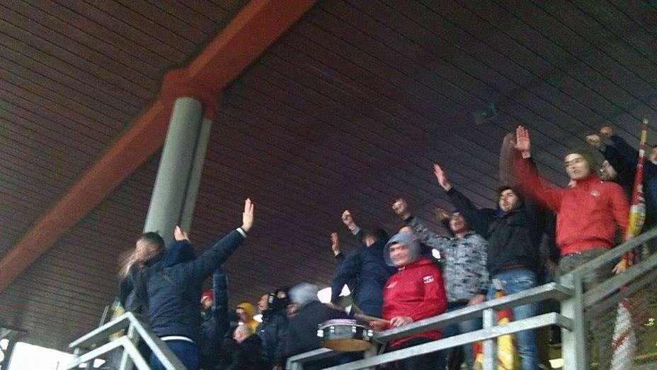 I tifosi del Messina caricano la squadra durante l'allenamento