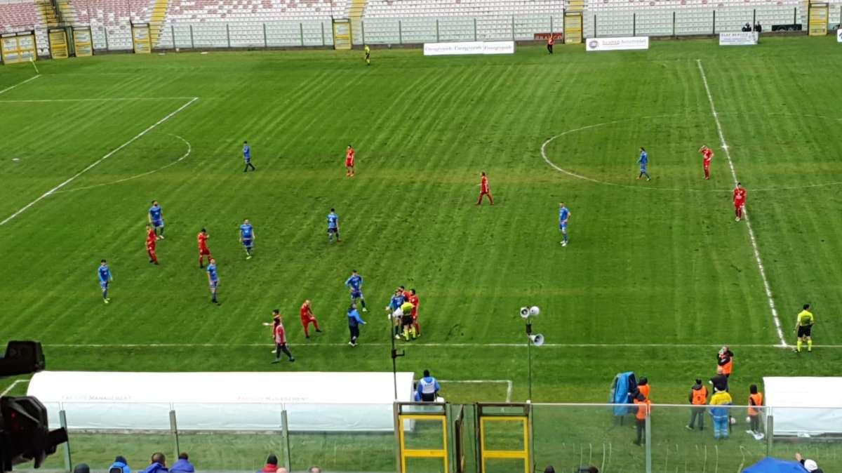 Gli ultimi fuochi di una stagione interminabile, tra campo, campi e politica