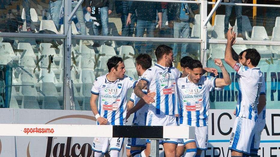 Altro allungo del Catanzaro: adesso +14 sul Crotone. Zeman debutta con un pari