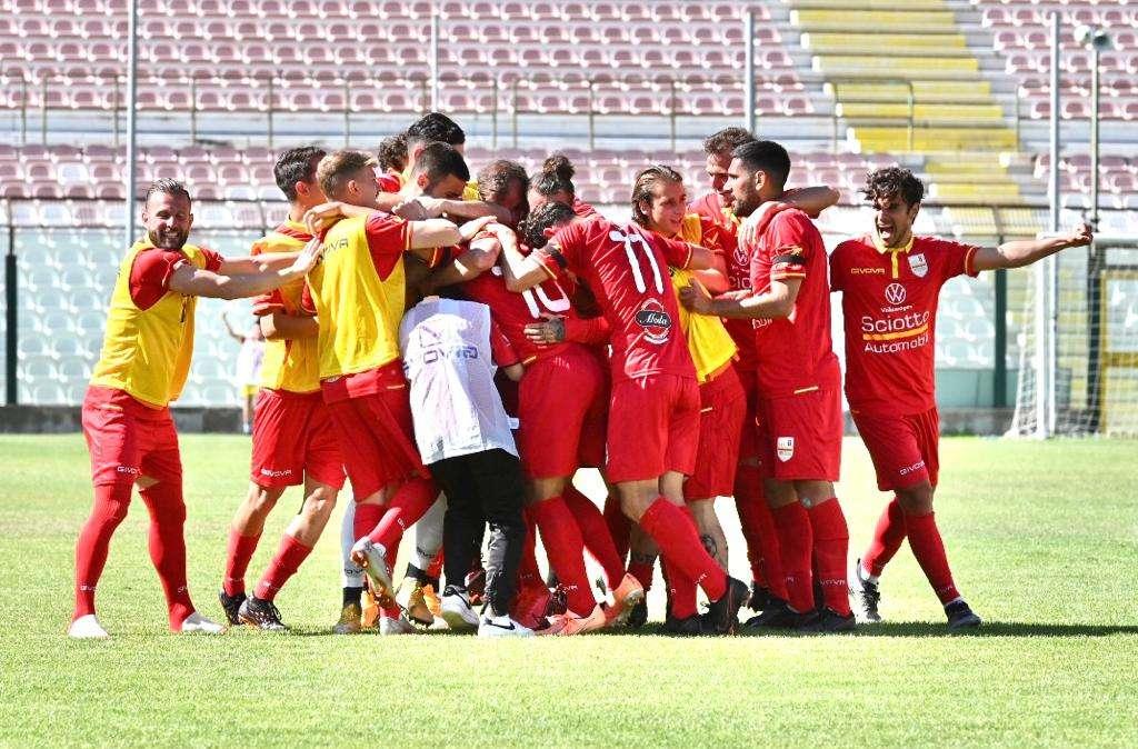 Un poker al Rende per continuare a comandare. Un super Foggia trascina l'Acr Messina