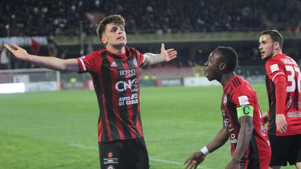 Silvestro resta a Foggia