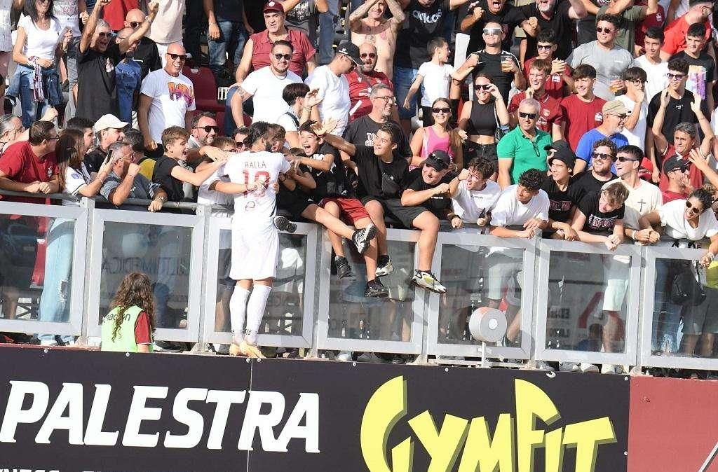 Balla fa festa con i tifosi