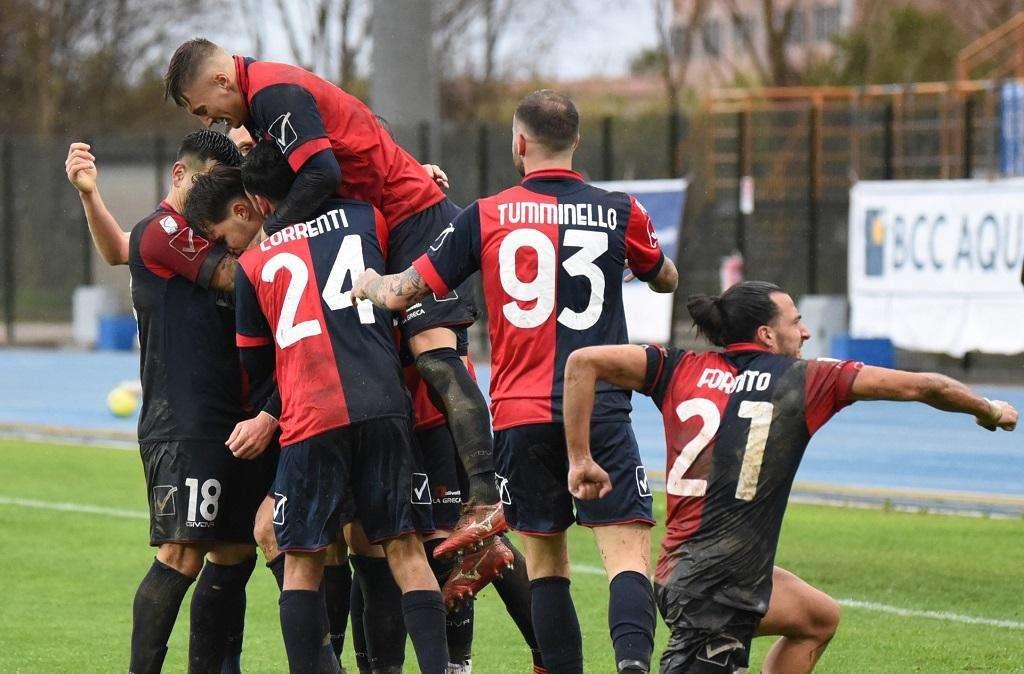 Il Crotone frena e il Catanzaro vola via. La Gelbison trova una vittoria pesante