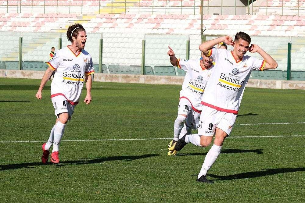 Minimo sforzo, massimo risultato. Il Messina supera 2-0 la Cittanovese