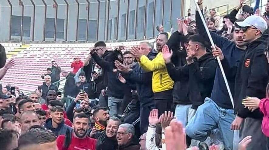 La carica dei tifosi per il Messina che viaggia verso il playout