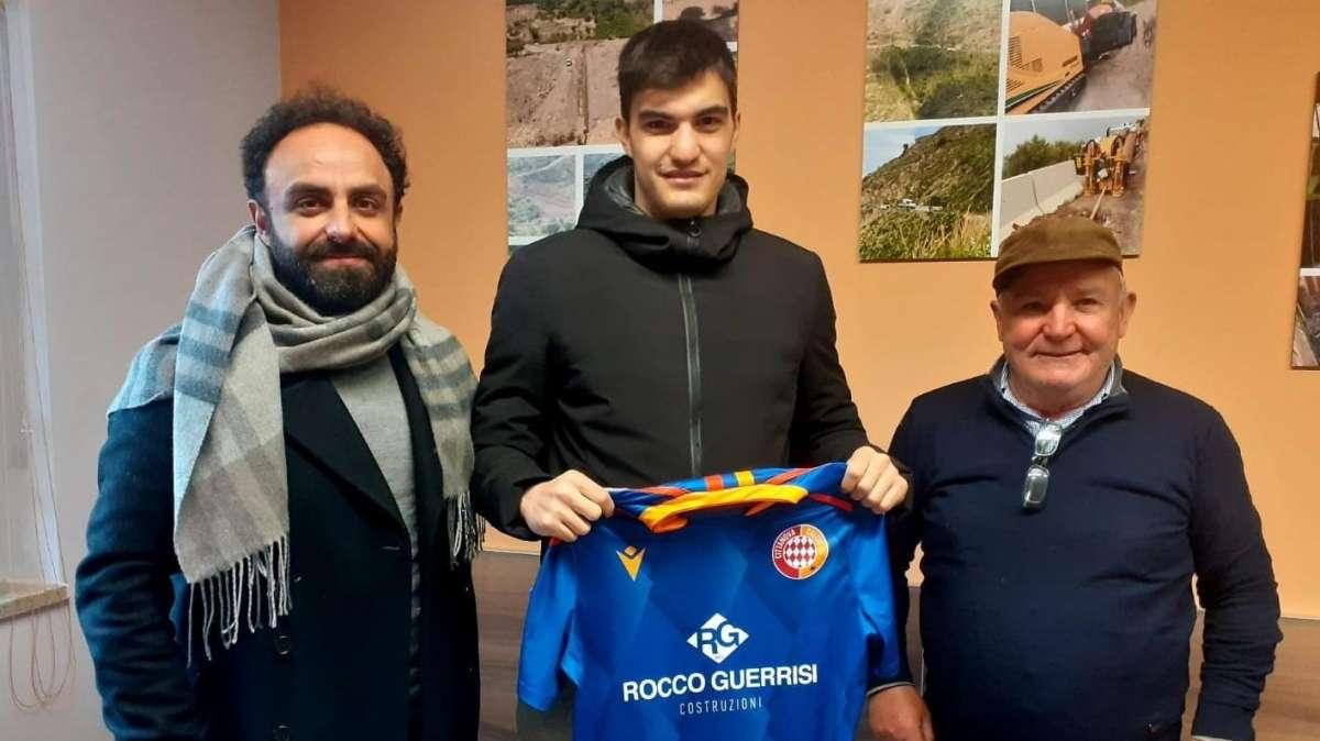 Il giovane Michele Zinfollino per la difesa della Cittanovese