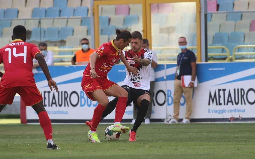 Messina ingenuo e sciupone. Foggia cinico ed esperto: 2-0