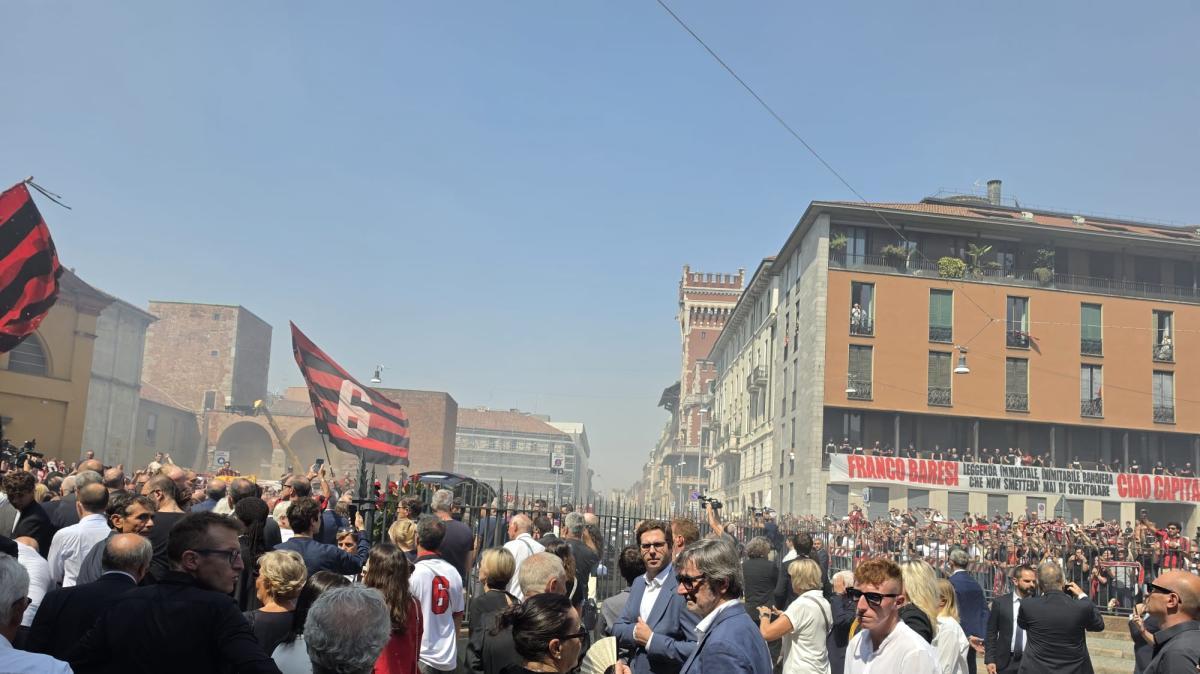 VIDEO MN - Terminato il funerale di Baresi: l'uscita dalla Basilica con il saluto della folla