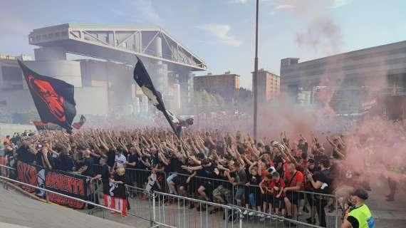 Casa Milan, al via i festeggiamenti per lo scudetto: inizia la sfilata dei giocatori davanti ai tifosi