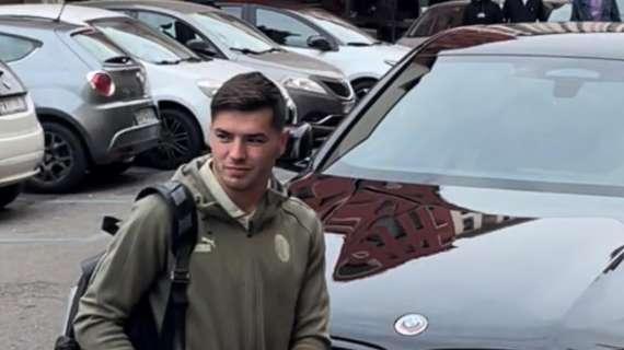 VIDEO MN - Milan in ritiro verso il Napoli: l'arrivo dei rossoneri in hotel