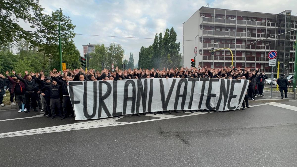 La protesta in cammino verso San Siro: diversi i cori contro Furlani