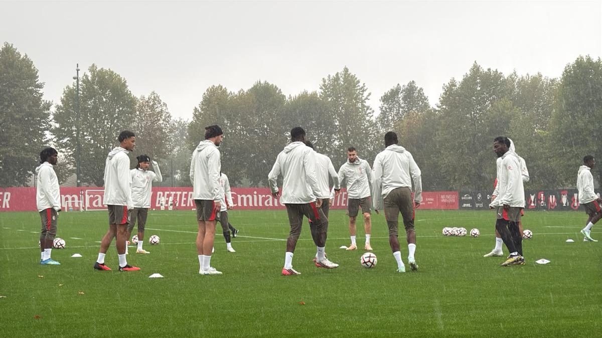 VIDEO MN - Verso Bournemouth-Milan: durante il torello, i compagni di squadra prendono in giro Tomori per la sua plateale gestualità
