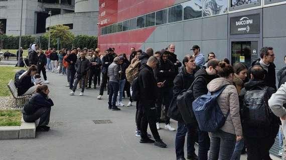 Cresce l'attesa a Casa Milan: tifosi in coda per gli ultimi biglietti e il museo